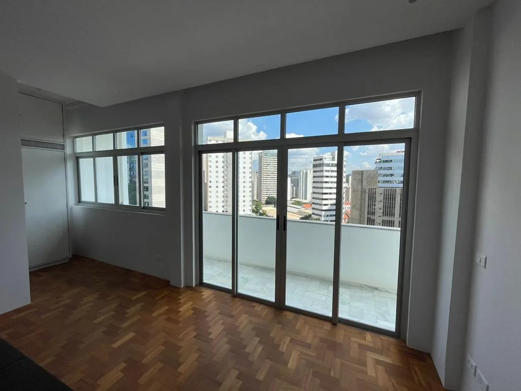 sala de estar com portas para a sacada
