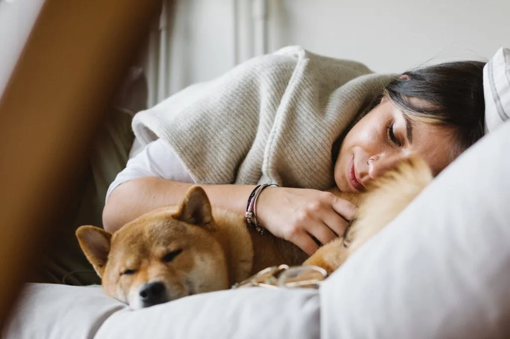 Mulher e seu cachorro dormindo tranquilamente com portar e janelas antirruidos